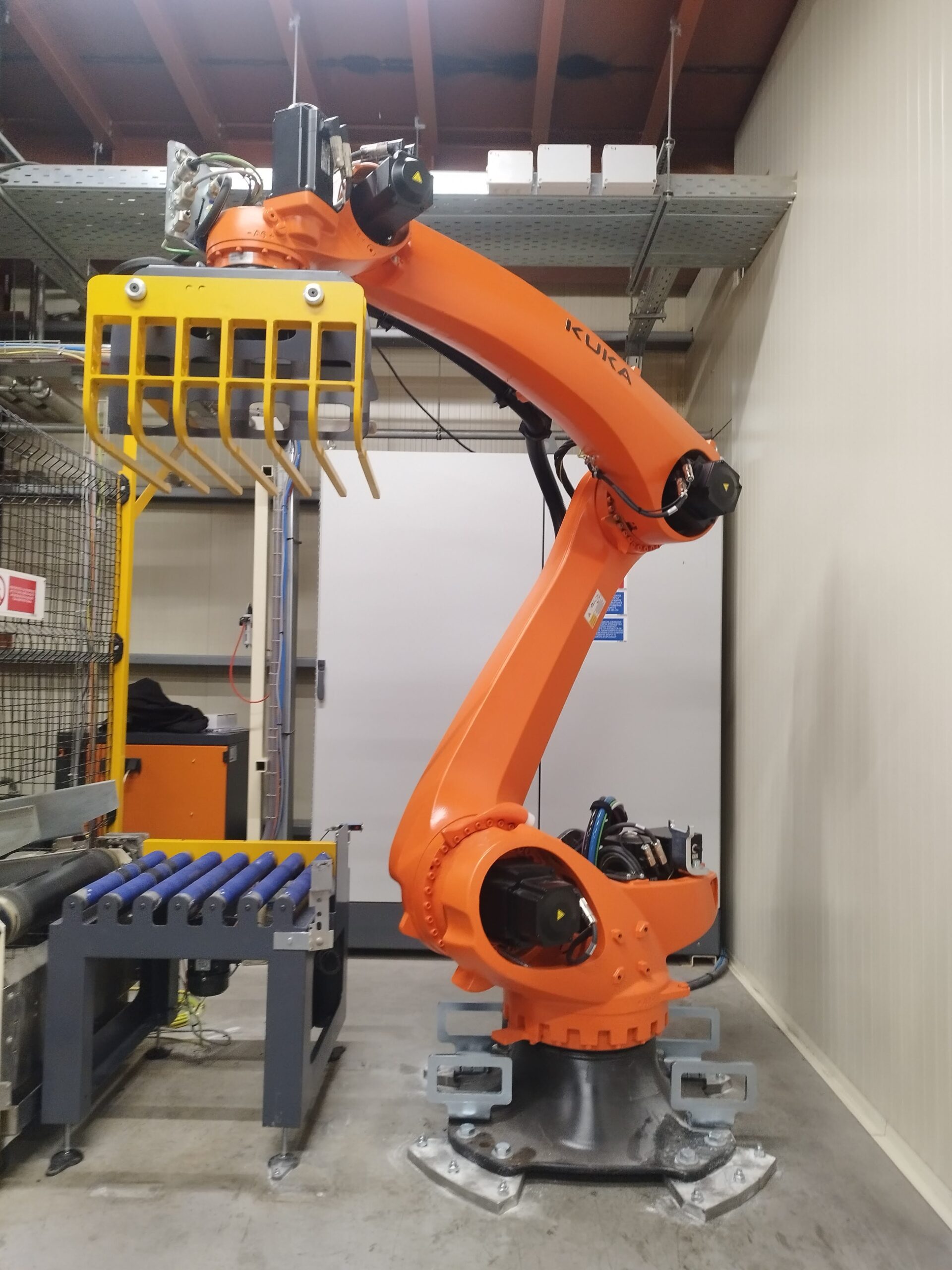 Παλετοποίηση με ρομποτικό σύστημα KUKA Robotics στη ΖΩΟΝΟΜΗ ΑΒΕΕ