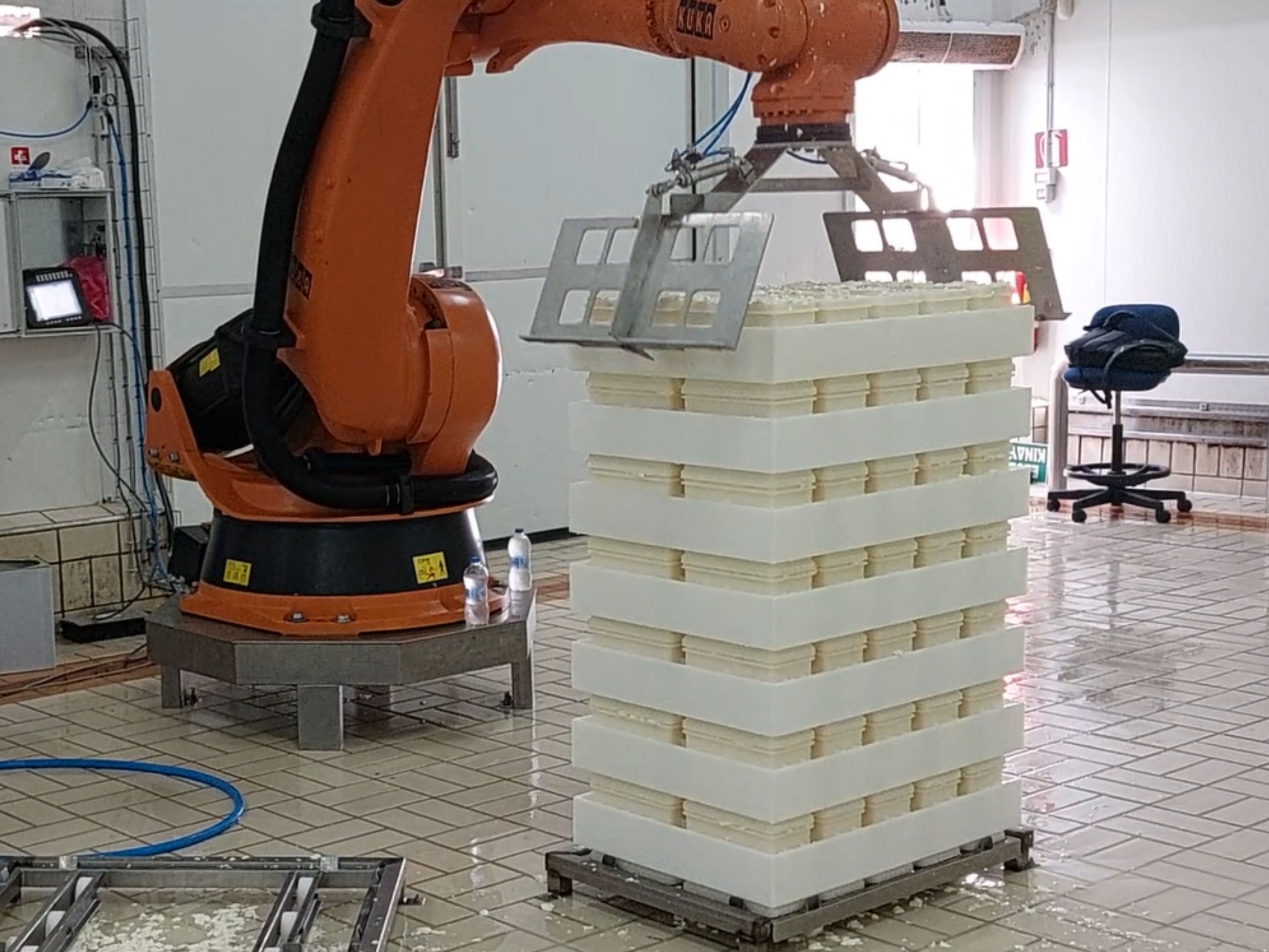 Παλετοποίηση με ρομποτικό σύστημα – LACTEA S.A. Dairy Products Industry